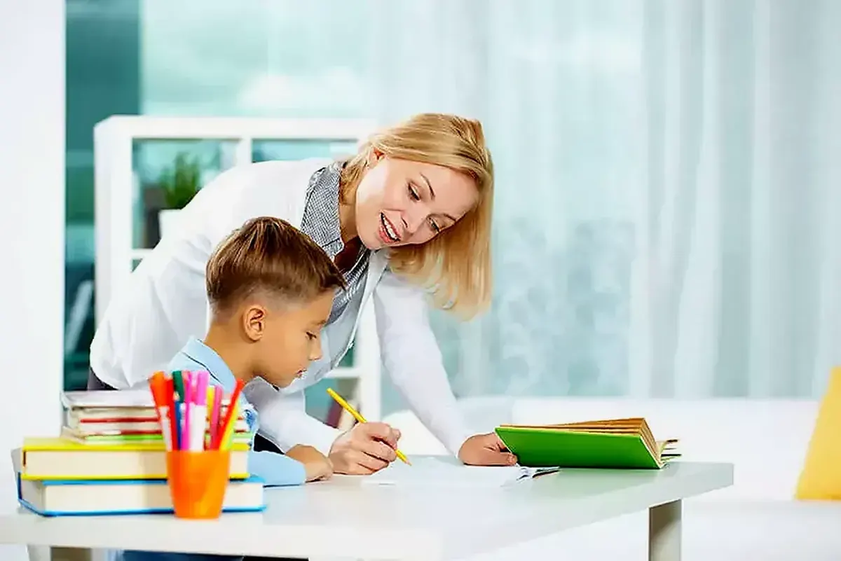 Dziecko podczas indywidualnych zajęć logopedycznych z terapeutką
