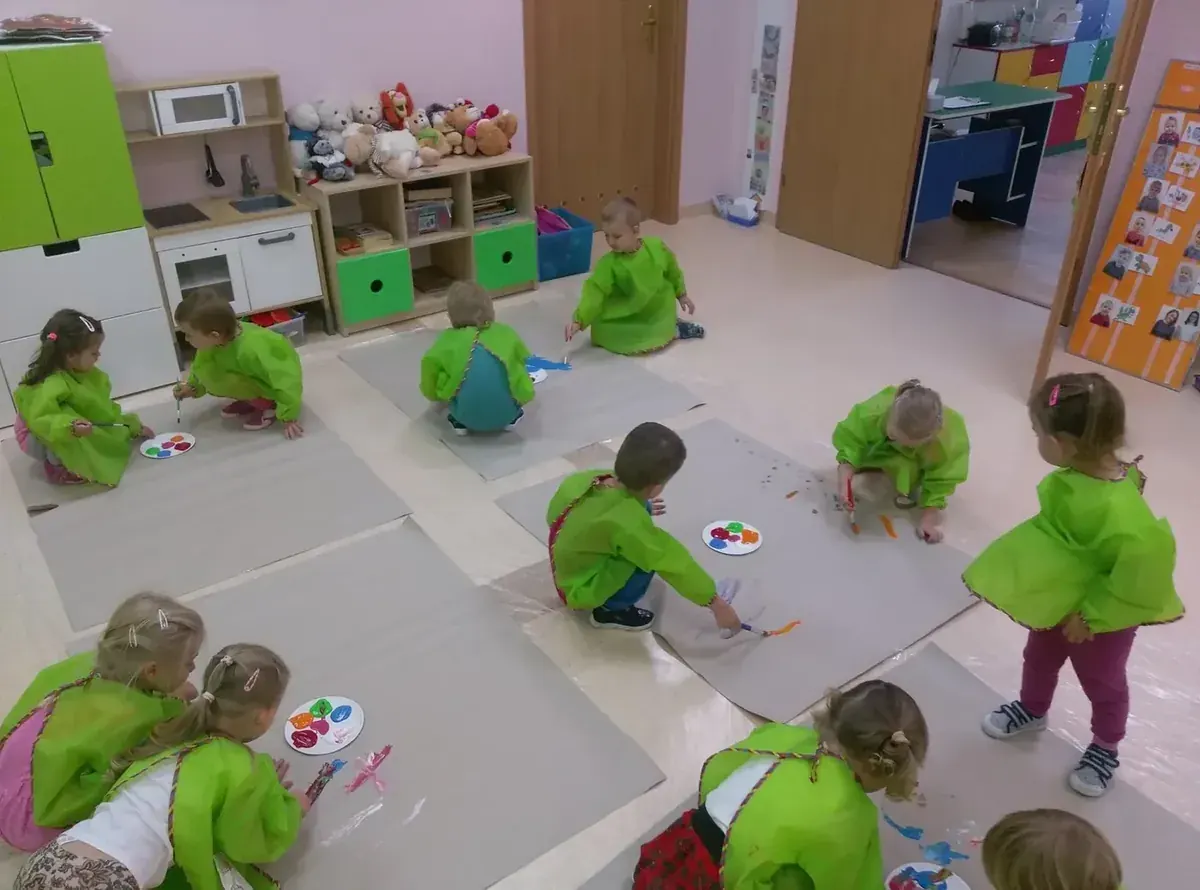 Dzieci podczas grupowych zajęć edukacyjnych
