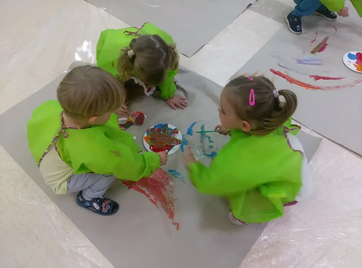 Wspólna zabawa edukacyjna w sali przedszkolnej